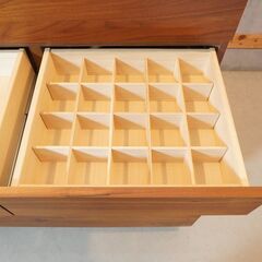 TAKANO MOKKOU(高野木工)のLECCE(レッチェ)ウォールナット材 6段ハイチェスト。シンプルなデザインが素材の魅力を引き立て、ウォールナット材は温もりのある落ち着いた印象を与える洋タンスDG503