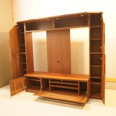 IDC OTSUKA(大塚家具)取り扱いの岡家具のアクロス ウォールナット材 テレビボードです。重厚感のあるデザインと大容量の収納が魅力のAVボードはリビングボードや壁面収納としてもおすすめ！DG506