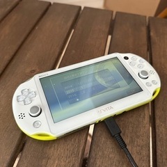 PS Vita+ソフトのセット♪ (本体難あり)