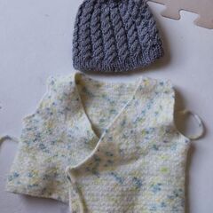 生後すぐ用ぐらいの手編みチョッキ２つと帽子