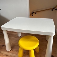 IKEA MAMMUT 子供用テーブルとイス