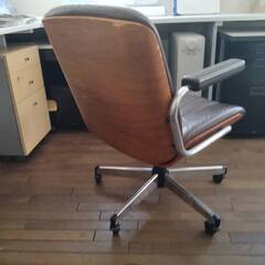 椅子1脚　革張り　西麻布　8月中　引き取りのみ