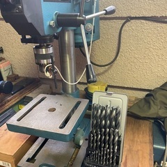 卓上ボール盤(東芝DP13A)ほぼ新品とドリルセット