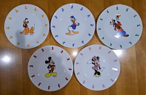 ディズニーのコレール小ボウルとケーキ皿のセット