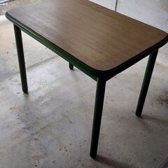 テーブル（足は緑）