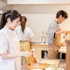 社員食堂での洗浄スタッフ