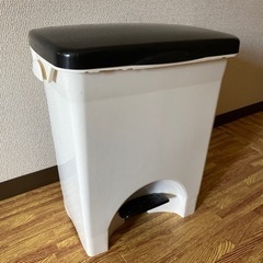 ペダル式　ゴミ箱