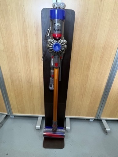 ＊【動作品】ダイソン dyson v8fluffy SV10コードレスクリーナー WR6-JP-KAB6199A 付属品 スタンド付き