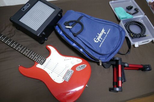 値下げしました。Squier by Fender Bullet Strat　エレキギター　ストラトキャスターと練習用アンプのセット（スタンド。Sケース、チューナー、コード等付き）