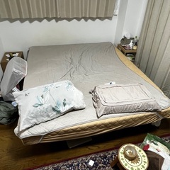 クイーンのベッド、ベッド台