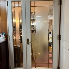 リビングの白いステンドグラスのドア