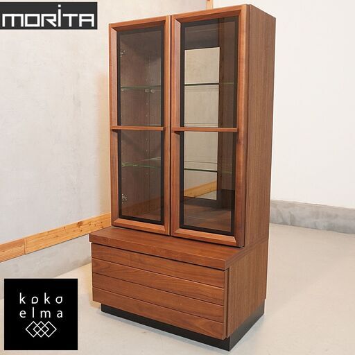 MORITA(モリタインテリア)のウォールナット材を使用したMATERIA(マテリア)キャビネットです。低めのフォルムとガラス扉に立体的な取っ手が魅力のサイドボードは本棚や飾り棚にもオススメ♪DG519