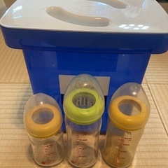 哺乳瓶３本とミルトン容器