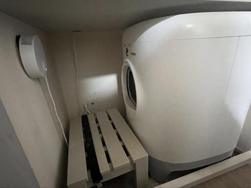 猫の自動トイレとキャットタワー