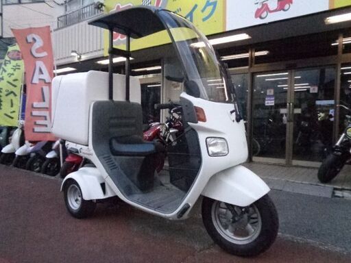 NO.4757　キャノピー ４サイクルエンジン　フューエルインジェクション車　三輪ビジネススクーター　屋根付き　ボックス付き　ホワイト　☆彡