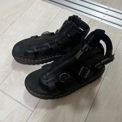 ドクターマーチン フロントジップ サンダル