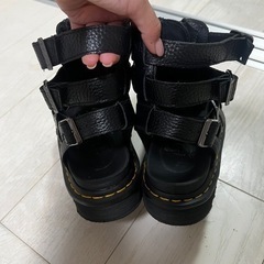 ドクターマーチン フロントジップ サンダル