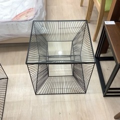 KAREのガラス製のローテーブルのご紹介です