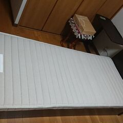 ★狭い部屋にでも　収納付きセミ・シングルベッド①　折り畳めるマッ...