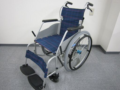 【中古】　車椅子　自走式　（紺色） タイヤ新品交換済み