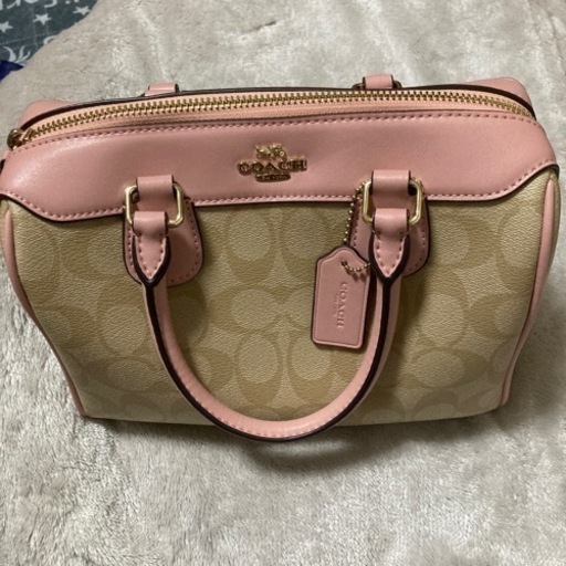 コーチのバック　　色はベージュとピンクで新品です