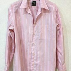 ピンクの明るいシャツ