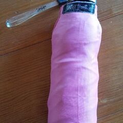 ピンクの折り畳み傘