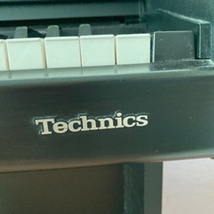 とても古く少し壊れている電子ピアノ