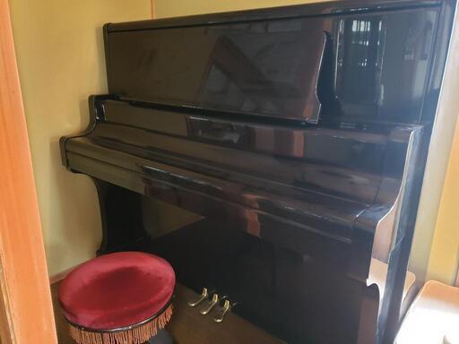 カワイのグランド型アップライトピアノ　KAWAI BL-71\n\n