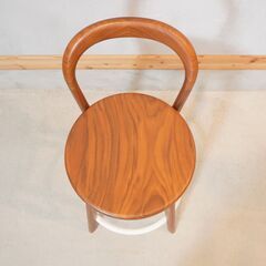 arflex(アルフレックス)よりC.O.D(シー・オー・ディー)デザインのCREDO(クレド) ウォールナット材 カウンターチェアです。シンプルで軽快、移動もしやすいスタイリッシュなハイチェア。DH108