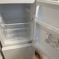 【美品】ほぼ新品冷蔵庫。3か月前に26,900円で購入。急遽引越しで必要無くなりました。