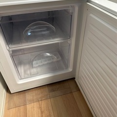 【美品】ほぼ新品冷蔵庫。3か月前に26,900円で購入。急遽引越しで必要無くなりました。