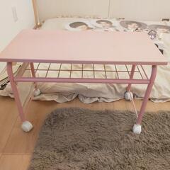 ピンクの小さいテーブル
