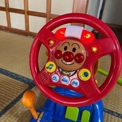 アンパンマン音が出るハンドル付き運転席