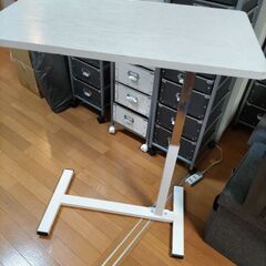 山善　レバー式昇降サイドテーブル　コの字型　木目ホワイト