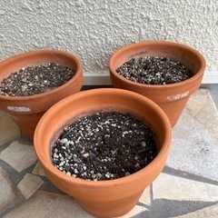 鉢3つ　花の土、腐葉土、鉢底石など