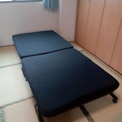 【美品・1月末迄】シングルベッド（折りたたみ式・リクライニング機...