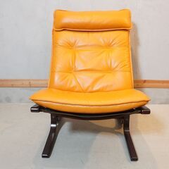 IDC OTSUKA(大塚家具) で取り扱われていたファルコン 本革ハイバックチェア/オットマンです。伸びやかなバックフレームとヘッドレストが深い安らぎを与えてくれるレザー パーソナルチェアです。DH117