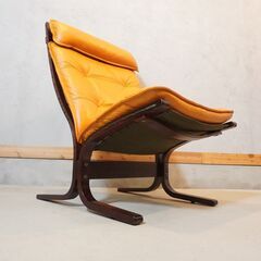 IDC OTSUKA(大塚家具) で取り扱われていたファルコン 本革ハイバックチェア/オットマンです。伸びやかなバックフレームとヘッドレストが深い安らぎを与えてくれるレザー パーソナルチェアです。DH117