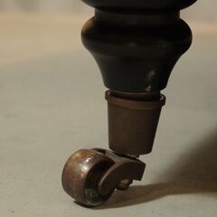 稀少な英国ブランドLAURA ASHLEY(ローラアシュレイ)の総本革張りmortimer(モーティマ) 2シーターソファ。クラシックなデザインは上品な印象を与え、リビングの主役になるラブソファーですDH123