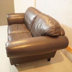 稀少な英国ブランドLAURA ASHLEY(ローラアシュレイ)の総本革張りmortimer(モーティマ) 2シーターソファ。クラシックなデザインは上品な印象を与え、リビングの主役になるラブソファーですDH123