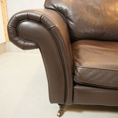 稀少な英国ブランドLAURA ASHLEY(ローラアシュレイ)の総本革張りmortimer(モーティマ) 2シーターソファ。クラシックなデザインは上品な印象を与え、リビングの主役になるラブソファーですDH123