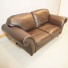 稀少な英国ブランドLAURA ASHLEY(ローラアシュレイ)の総本革張りmortimer(モーティマ) 2シーターソファ。クラシックなデザインは上品な印象を与え、リビングの主役になるラブソファーですDH123