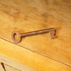 THE PENNY WISE(ペニーワイズ)より英国アンティークのクラシカルなデザインのコーナーキャビネットです！カントリー風のパイン無垢材のキャビネットはブックシェルフやディスプレイラックにも。DH128