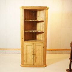 THE PENNY WISE(ペニーワイズ)より英国アンティークのクラシカルなデザインのコーナーキャビネットです！カントリー風のパイン無垢材のキャビネットはブックシェルフやディスプレイラックにも。DH128