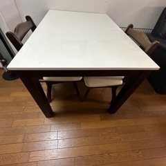 ニトリで買ったテーブルです　回転する椅子も2脚お付けします
