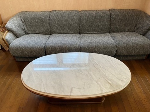 大理石テーブルとソファのセット