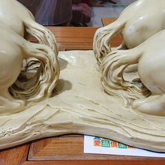 イタリア製｜躍動馬彫刻台座｜ガラステーブル