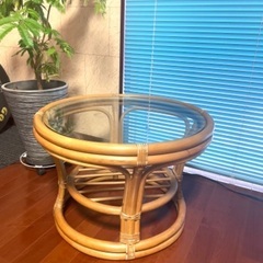 お洒落な藤製のサイドテーブル