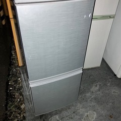 SHARP 冷蔵庫　シルバー　単身用　137L オシャレ　２人暮...